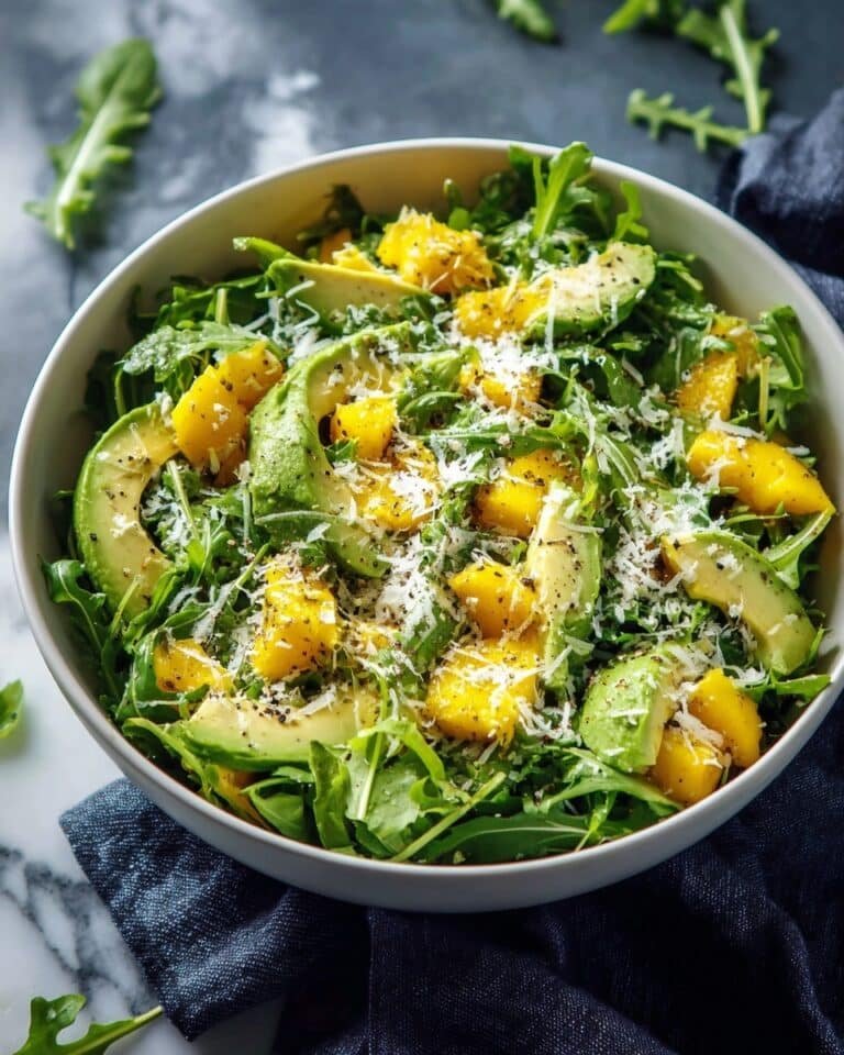 Salade de Roquette, Avocat et Mangue aux Noix Grillées et Feta Recipe